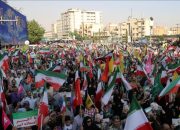 26 Juta Warga Iran Daftar Sukarelawan Bela Negara, Termasuk Para Tokoh Publik      Lebih dari 26 juta orang di Iran telah mendaftar sebagai sukarelawan untuk dinas militer, menurut lembaga penyiaran negara (IRIB). IRIB mengatakan peningkatan jumlah sukarelawan ini merupakan bagian dari kampanye berjudul “Korbankan Hidupmu”.  IRIB mencatat para sukarelawan diharapkan akan dikerahkan bersama Garda Revolusi dan tentara reguler. Rencana juga mencakup pembentukan rantai manusia untuk melindungi target potensial.  Menurut lembaga penyiaran tersebut, daftar sukarelawan termasuk Presiden Masoud Pezeshkian, sebagian besar menterinya, serta sejumlah besar pejabat, atlet, dan seniman.  Ketua Parlemen Mohammad Bagher Ghalibaf juga telah mendaftarkan namanya di antara para sukarelawan.  Sementara itu, Kementerian Luar Negeri Pakistan mengatakan Amerika Serikat (AS) dan Iran bersedia mengadakan putaran kedua pembicaraan tetapi belum ada tempat atau tanggal yang dipilih. Ditambahkan bahwa Lebanon tetap menjadi bagian dari gencatan senjata dua minggu yang saat ini berlaku.  Eropa mungkin hanya memiliki persediaan bahan bakar jet sekitar enam minggu lagi, kata Fatih Birol, kepala Badan Energi Internasional, seraya memperingatkan kemungkinan pembatalan penerbangan “segera” jika pasokan minyak tetap terblokir oleh perang.  Militer Israel telah menghancurkan Jembatan Qasmiyeh, jembatan penting di Lebanon selatan yang menghubungkan wilayah Tyre dan Sidon.sindonews