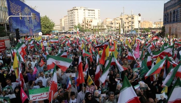 26 Juta Warga Iran Daftar Sukarelawan Bela Negara, Termasuk Para Tokoh Publik      Lebih dari 26 juta orang di Iran telah mendaftar sebagai sukarelawan untuk dinas militer, menurut lembaga penyiaran negara (IRIB). IRIB mengatakan peningkatan jumlah sukarelawan ini merupakan bagian dari kampanye berjudul “Korbankan Hidupmu”.  IRIB mencatat para sukarelawan diharapkan akan dikerahkan bersama Garda Revolusi dan tentara reguler. Rencana juga mencakup pembentukan rantai manusia untuk melindungi target potensial.  Menurut lembaga penyiaran tersebut, daftar sukarelawan termasuk Presiden Masoud Pezeshkian, sebagian besar menterinya, serta sejumlah besar pejabat, atlet, dan seniman.  Ketua Parlemen Mohammad Bagher Ghalibaf juga telah mendaftarkan namanya di antara para sukarelawan.  Sementara itu, Kementerian Luar Negeri Pakistan mengatakan Amerika Serikat (AS) dan Iran bersedia mengadakan putaran kedua pembicaraan tetapi belum ada tempat atau tanggal yang dipilih. Ditambahkan bahwa Lebanon tetap menjadi bagian dari gencatan senjata dua minggu yang saat ini berlaku.  Eropa mungkin hanya memiliki persediaan bahan bakar jet sekitar enam minggu lagi, kata Fatih Birol, kepala Badan Energi Internasional, seraya memperingatkan kemungkinan pembatalan penerbangan “segera” jika pasokan minyak tetap terblokir oleh perang.  Militer Israel telah menghancurkan Jembatan Qasmiyeh, jembatan penting di Lebanon selatan yang menghubungkan wilayah Tyre dan Sidon.sindonews