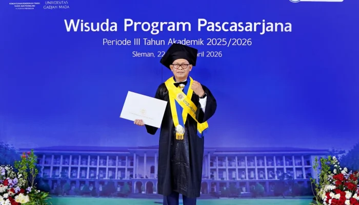Lulus S-2 UGM di Usia 68 Tahun