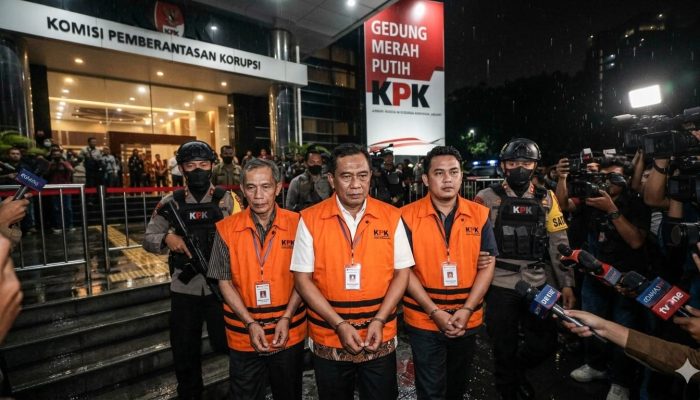 Terjerat Suap Jabatan, Bupati dan Sekda Kuansing Resmi Ditahan KPK