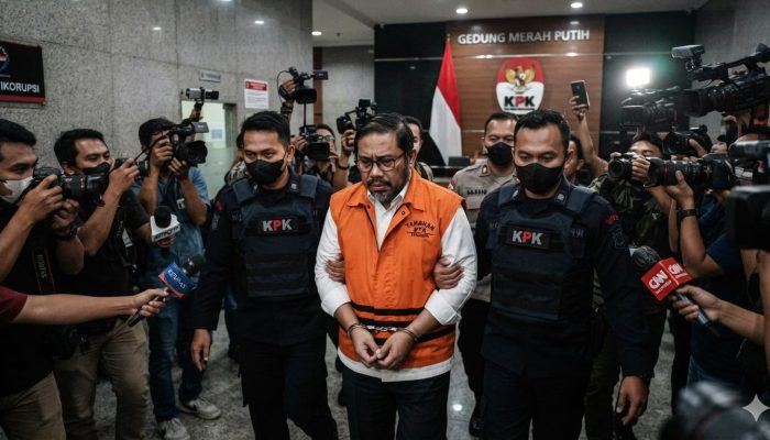 Menguliti Topeng Koruptor Berijazah Megah: Taktik Jurnalisme Investigasi Membedah Cacat Karakter
