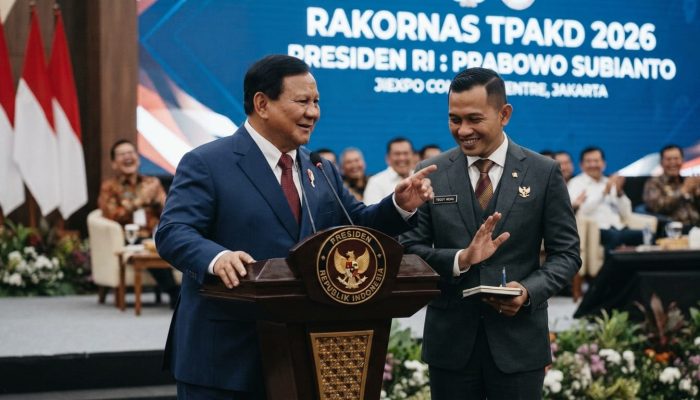 “Gue Ini Presiden, Ted!” Kelakar Santai Prabowo Saat Diingatkan Seskab Teddy Selesaikan Pidato
